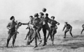 回顾1914年的“圣诞大战”，把枪放下去踢球吧