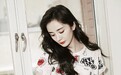 杨幂穿白色西装秀细长美腿，瘦到衣服要用夹子固定