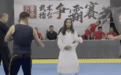 “大师”何维越：拍毛笔击倒四名壮汉视频，是在反讽表演