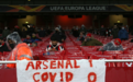 久违的进场看球！球迷看台上打出横幅：阿森纳1-0新冠