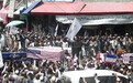 办“葬礼”送别！塔利班抬着披有美国国旗的棺材游行