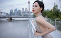 张嘉倪露背礼服写真性感撩人 黄浦江岸边远眺如画中美人