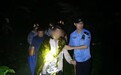 登山者受伤迷路被困山顶 北京警方冒雨将其营救下山