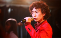 从一曲成名到被送进精神病院：“病人”庞麦郎的滑板鞋往事