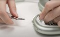 苹果AirPods Max拆卸头带只需SIM卡弹出工具，暗示可更换头带