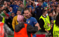 搞笑！意大利球员庆祝胜利被安保当成球迷一把抓住：那我走？