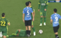 GIF：比埃拉膝盖被对手顶到，国安大连双方球员起冲突