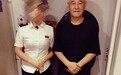 64岁赵本山罕见露面，不坐私人飞机坐高铁，穿潮牌打扮太时尚