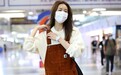 超模刘雯现身机场，罕见素颜皮肤状态佳，万元配饰十分抢镜