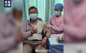 钟南山接种新冠疫苗时竖了个大拇指