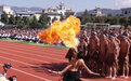 满屏荷尔蒙！中学运动会体育生表演喷火 袒露腹肌展现彝族舞蹈