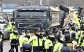韩国又向萨德基地运物资：42辆车强行驶入 民众警方爆发混战