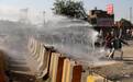 印度农民开拖拉机冲破路障 警方发射催泪弹拦截