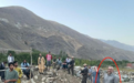 塔利班兵临城下 阿富汗“临时总统”与战士打排球