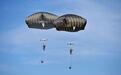 美军伞兵在意大利跳伞时出事 与教官缠在一起一死一伤