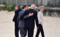 G7峰会上马克龙“拍了拍”拜登，英媒：约翰逊尴尬了