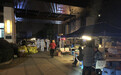 直击青浦封闭小区夜晚：民警接孩子们放学，物资源源不断送来
