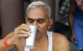 印度议员示范喝牛尿预防新冠：最好早上空腹喝