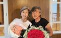 林子祥叶倩文结婚26周年！老夫妻互相拍照，鲜花多到放不下