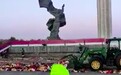胜利日鲜花被铲走 拉脱维亚民众再度摆满广场高唱喀秋莎