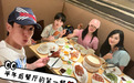 吴尊全家下馆子吃大餐！全家手举大鸡腿拍照，7岁女儿长腿惊人