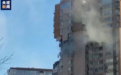 基辅再传爆炸声，平民住宅楼遭到炮弹袭击！100辆装甲车组成的俄军部队正向基辅市进发，乌克兰居民：我们被美国抛弃了