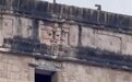女子爬到墨西哥玛雅金字塔顶热舞 被扔水瓶扯头发