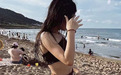 曹格11岁女儿海边穿泳装身材纤瘦 脚上全是沙子不怕脏