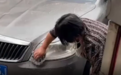 老人用钢丝球洗洁精帮儿子洗车：刮花了，但母爱感受到了