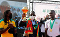 塞内加尔男足首夺非洲杯：总统机场迎接球队 全国放假1天