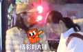 章子怡带2岁儿子出门聚会 手拎背包满脸宠溺