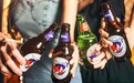 股价腰斩！净利润由盈转亏，“酒馆第一股”海伦司何去何从？
