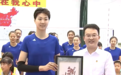 中国女排参加活动！队长袁心玥剪发，获赠礼物，蔡斌：进军总决赛