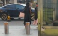 杨幂与友人逛街被偶遇 手上拎满内衣店购物袋