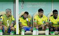 热搜！内马尔单场被侵犯9次，退场后在替补席哭泣；巴西队主教练回应：他会继续参赛