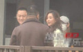 殷桃收工遇热情男粉丝蹲守 微笑合照随和没架子