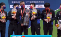 世乒赛颁奖仪式！马龙大笑，秦志戬高举奖杯，刘国梁交接会旗
