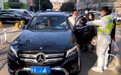 西安2男子辱骂防疫人员扬言驾车碾人 警方：已采取刑事强制措施