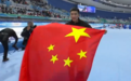 刘翔附体！高亭宇跳上领奖台，身披国旗泪洒赛场，央视解说哭了