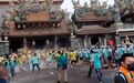 台湾街头爆发大乱斗！近200人互殴，现场椅子、棍棒齐飞
