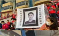 河南球迷举裁判马宁“遗像”，中超官方强烈谴责