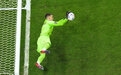 克罗地亚“门神”单场11次扑救，球迷们花样玩梗致敬