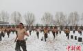 甘肃“兵”雪奇缘 武警官兵在雨雪天候下加强训练