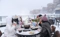 云上草原：游客-6℃雪中涮火锅，感受冰火两重天