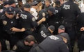 纽约地铁上黑人男子遭扼喉身亡，示威者跳入铁轨抗议，与警察冲突