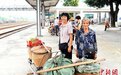 绿皮火车上渐渐消失的跨省卖果“担担军”