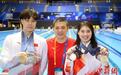 福冈游泳世锦赛：张雨霏、覃海洋赛后与教练合影留念