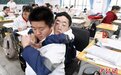 江西一高中生坚持多年背残疾同学上课：华强，我要背你上大学