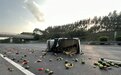 热“爆”了！货车高速路爆胎侧翻，一车西瓜都摔坏了