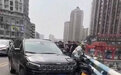 汽车突然变道撞摩托车，骑手瞬间飞出摔下高架桥，头部周围有血迹